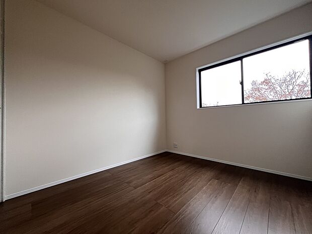 【洋室】洋室5.25帖　お子さまの居室にちょうど良い広さです