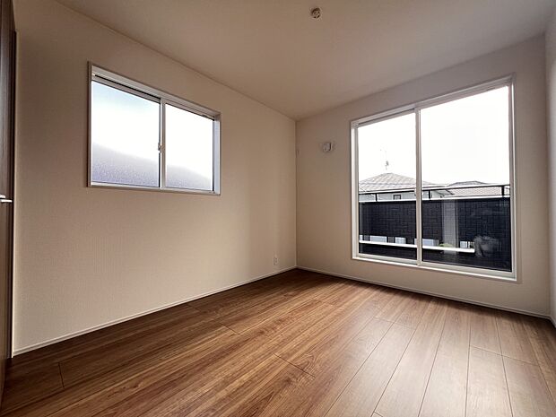 【洋室】洋室5帖　南向きの明るいお部屋です(2号棟)