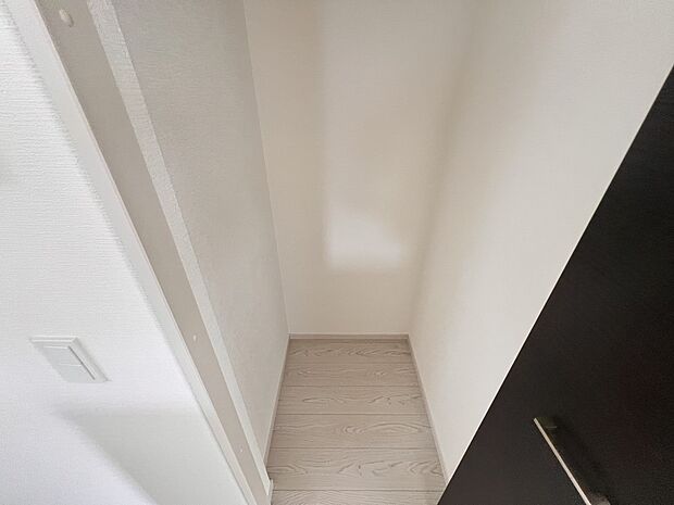 【同仕様写真(その他内観)】1階ホール収納スペース(同仕様)