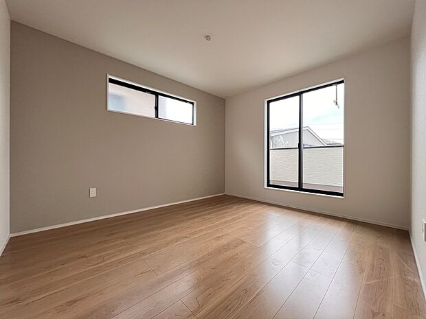 【洋室】洋室7.7帖　2面採光の明るい居室です（1号棟）