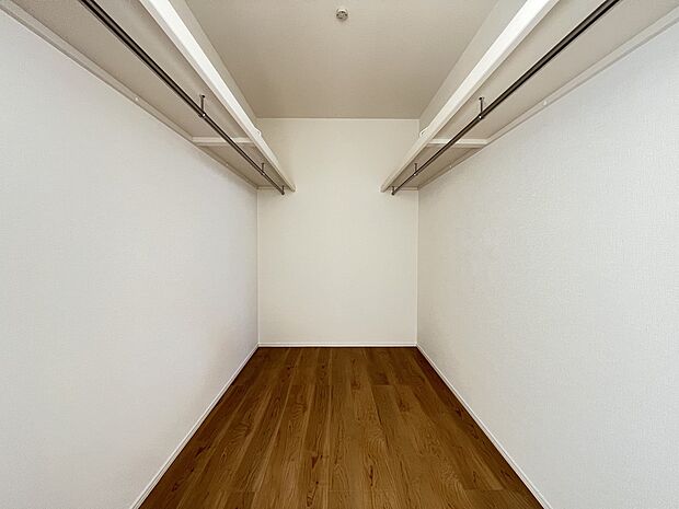 【収納】ウォークインクローゼットはシーズン外の家電や衣類も沢山収納できるので助かりますね