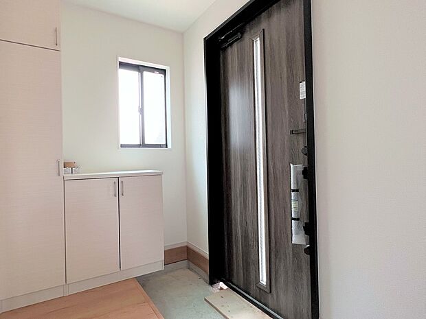 【同仕様写真(その他内観)】シューズボックス付きの玄関(2号棟同仕様)