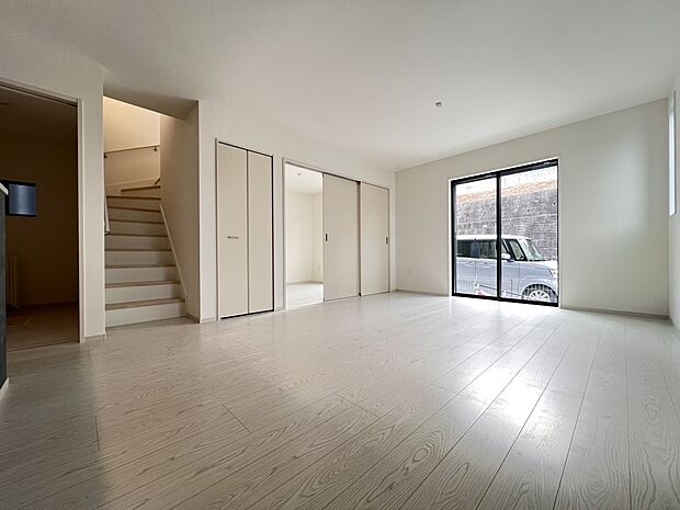 【リビング】LDK16.2帖　続き間の洋室を開放すると20帖以上の大空間に♪(1号棟)