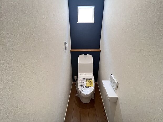 【同仕様写真(その他内観)】トイレは各階にご用意。ウォシュレット機能付き(同仕様)