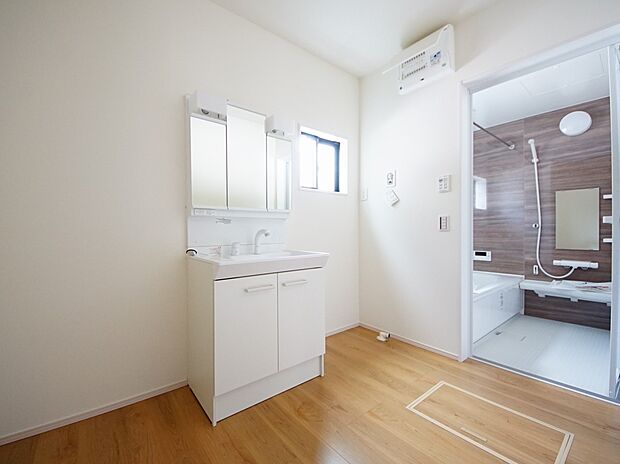 【同仕様写真(その他内観)】三面鏡仕様の洗面化粧台(3号棟同仕様)