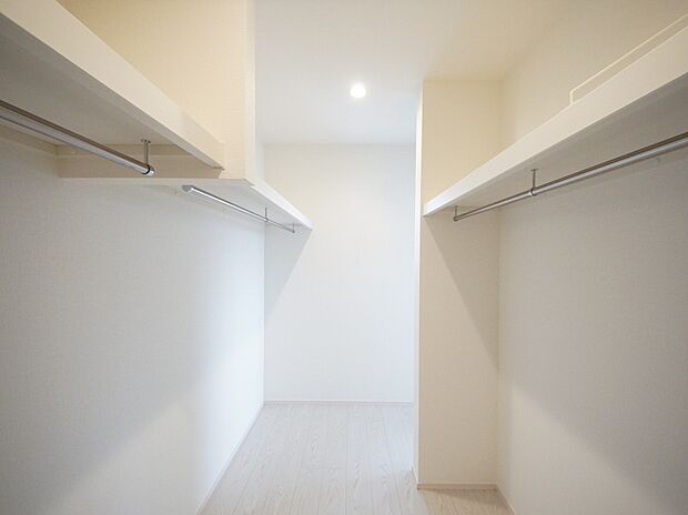 【同仕様写真(その他内観)】ハンガーパイプ付きの広々ウォークインクローゼット(2号棟同仕様)