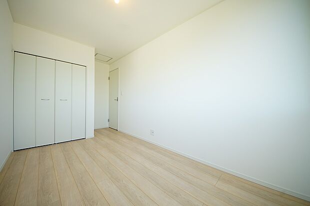 【同仕様写真(その他内観)】2階の居室は全室収納完備(同仕様)