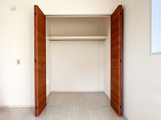 【同仕様写真(その他内観)】クローゼット収納(2号棟同仕様)