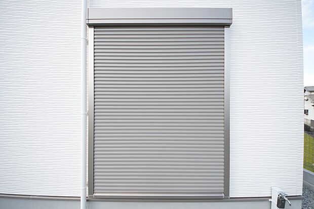 【防犯設備】外観を損なわないシンプルなデザインのシャッター。防犯や台風対策に効果的です。(同仕様)