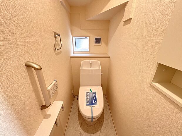 【同仕様写真(その他内観)】トイレは各階にご用意。ウォシュレット機能付き(1号棟同仕様)