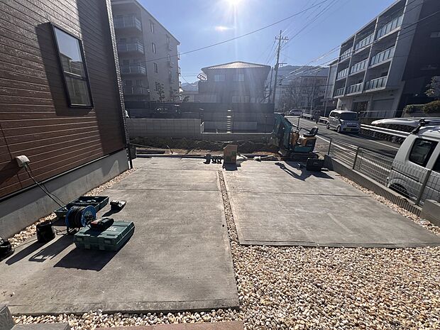 【駐車場】お車は2台並列で駐車可能です(1号棟)