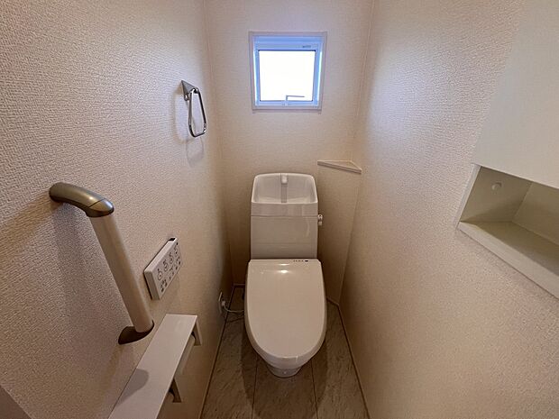 【トイレ】トイレは各階にご用意。ウォシュレット機能付き(1号棟)