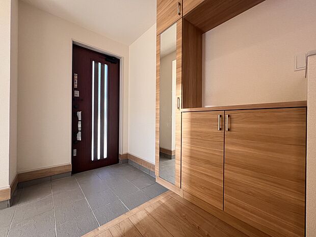 【玄関】広めの玄関スペース　シューズボックス付きです(1号棟)