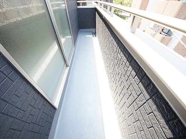 【同仕様写真(その他内観)】南東向きのバルコニーは陽当たり良好です(同仕様)