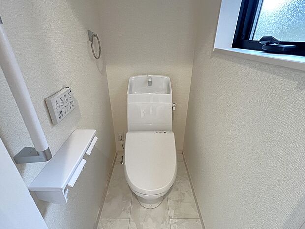 【同仕様写真(その他内観)】トイレは各階にご用意。ウォシュレット機能付き(同仕様)