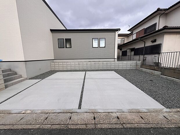 【駐車場】お車は3台並列で駐車可能です