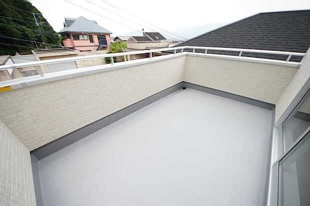 【同仕様写真(その他内観)】南向きの広めのバルコニー(2号棟同仕様)