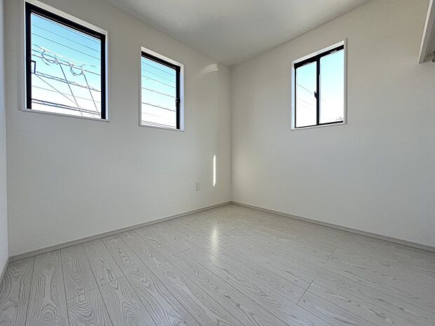 【洋室】洋室5帖 小窓が並ぶお洒落なお部屋です(1号棟)