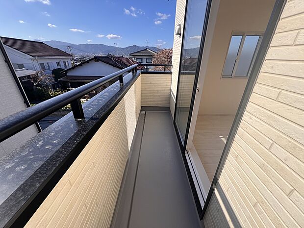 【バルコニー】洋室9帖から出入り可能なバルコニー(2号棟)