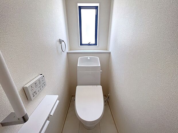 【同仕様写真(その他内観)】トイレは各階にご用意。ウォシュレット機能付き(1号棟同仕様)