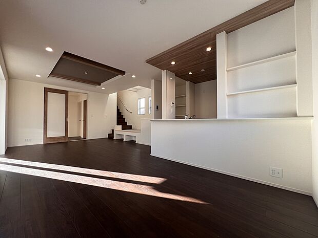 【リビング】広々21.25のリビングルーム ご家族のコミュニケーションも自然と広がる間取りです(2号棟)