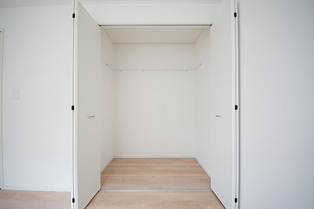 【同仕様写真(その他内観)】洋室5.2帖 収納スペース(2号棟同仕様)