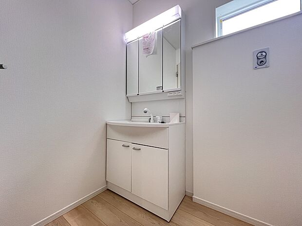 【洗面台・洗面所】三面鏡タイプの洗面化粧台　鏡裏はキャビネットになっており収納力も豊富です