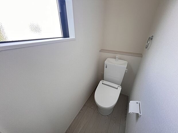 【同仕様写真(その他内観)】トイレは各階にご用意。ウォシュレット機能付き(1号棟同仕様)