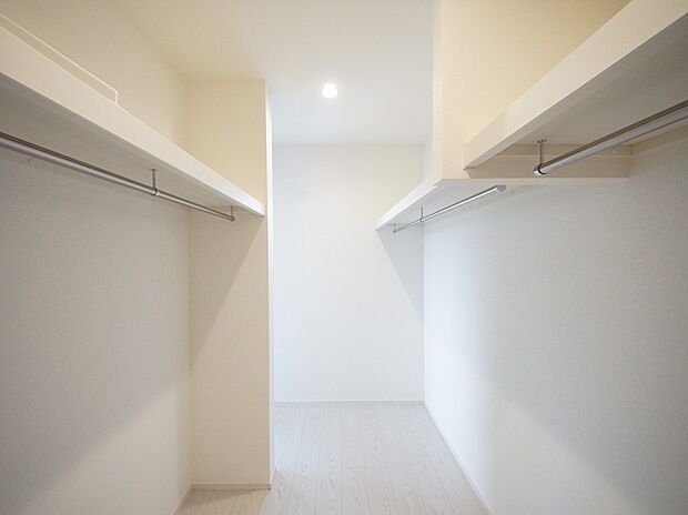 【同仕様写真(その他内観)】ハンガーパイプ付きのウォークインクローゼット(同仕様)