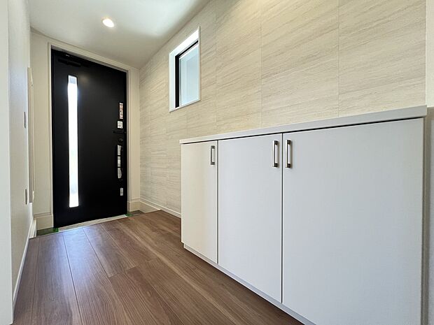 【同仕様写真(その他内観)】シューズボックス付きの玄関(2号棟同仕様)