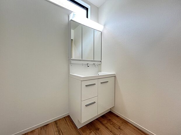 【同仕様写真(その他内観)】三面鏡仕様の洗面化粧台(同仕様)