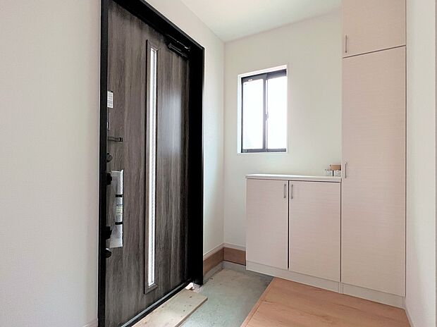 【同仕様写真(その他内観)】シューズボックス付きの玄関(1号棟同仕様)