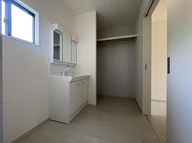 【洗面台・洗面所】三面鏡仕様の洗面化粧台　収納スペース付きの脱衣所です