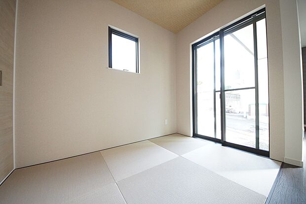 【同仕様写真(その他内観)】リビング続き間の和室4.5帖　ホッと一息つける癒しの空間です(同仕様)