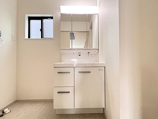 【同仕様写真(その他内観)】三面鏡仕様の洗面化粧台(同仕様)