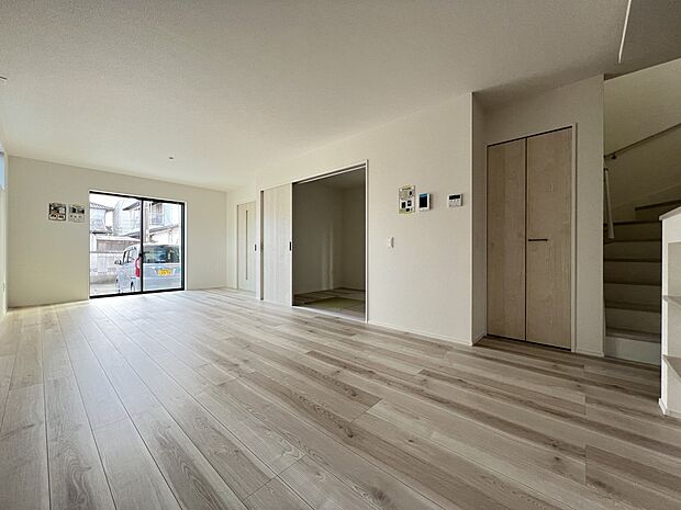 【リビング】LDK20帖　自然と家族が集うリビング階段仕様　居心地よい空間です