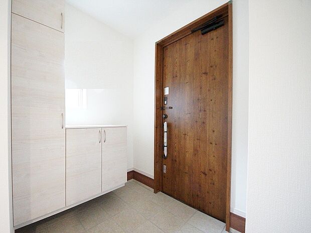 【同仕様写真(その他内観)】シューズボックス付の玄関スペース（1号棟同仕様）