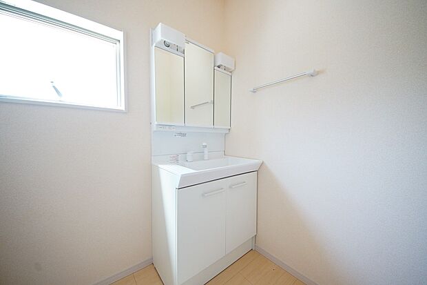 【同仕様写真(その他内観)】三面鏡仕様の洗面化粧台（2号棟同仕様）