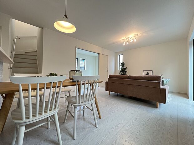 【リビング】リビングと和室、合わせて22.3帖の空間です(1号棟)