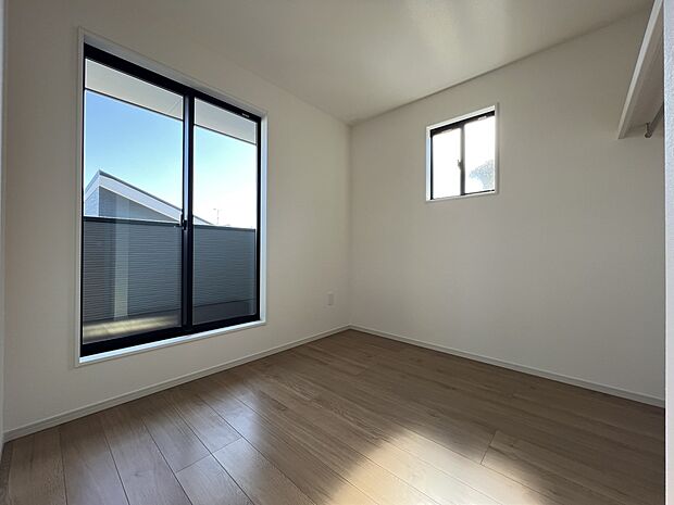 【その他内観】洋室4.5帖　こちらもバルコニー付の居室です（1号棟）