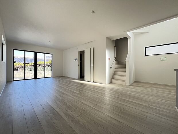 【リビング】LDK22.9帖　三面採光の明るいリビングは家族団らんにピッタリの空間です(1号棟)