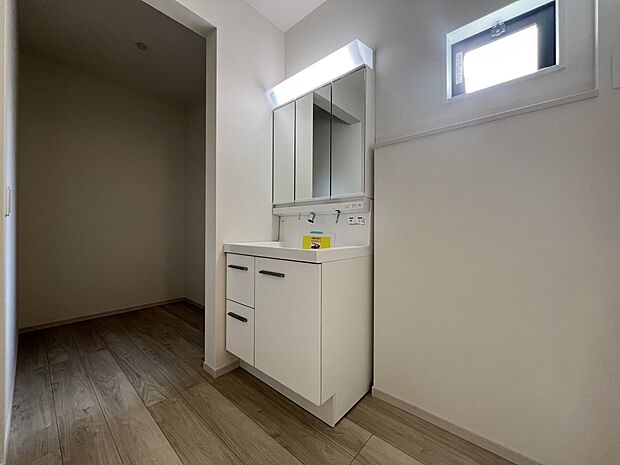 【洗面台・洗面所】三面鏡仕様の洗面化粧台(1号棟)