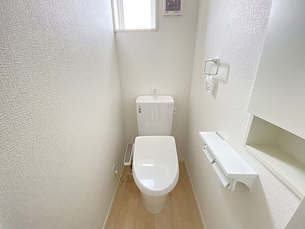 【その他内観】トイレは各階にご用意。ウォシュレット機能付き(同仕様)