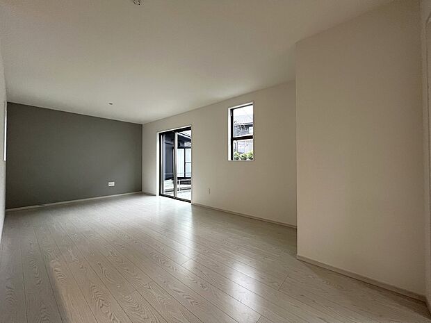 【リビング】LDK17.25帖 南向きのリビングは明るく居心地よい空間です(2号棟)