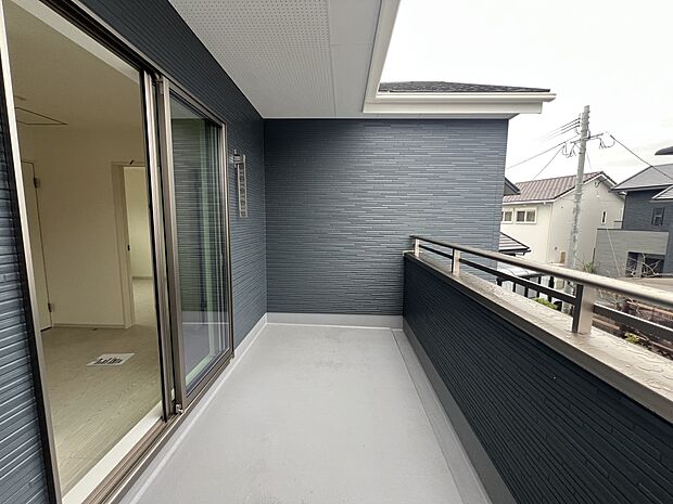 【バルコニー】バルコニーは南向きで陽当たり良好です!(2号棟)