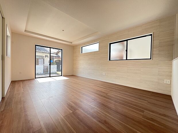 【リビング】LDK17帖 南向きの明るいリビングは家族団らんにピッタリの空間です