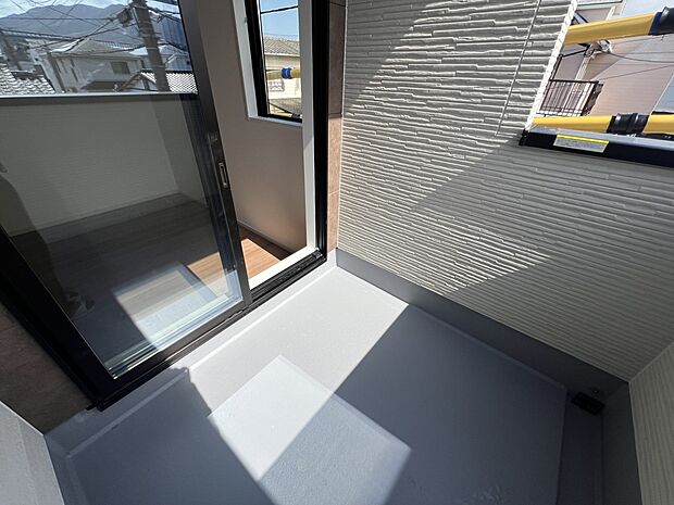 【バルコニー】こちらのバルコニーは5.2帖の洋室から出入り可能です