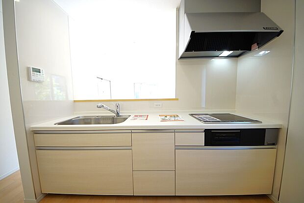 【同仕様写真(キッチン)】リビングを一望できる対面式システムキッチン　IHクッキングヒーター、浄水器付き(同仕様)