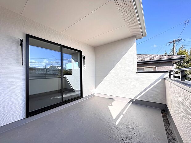 【同仕様写真(その他内観)】バルコニーは2ヶ所に設置 いずれも南東向きで陽当り良好です(同仕様)