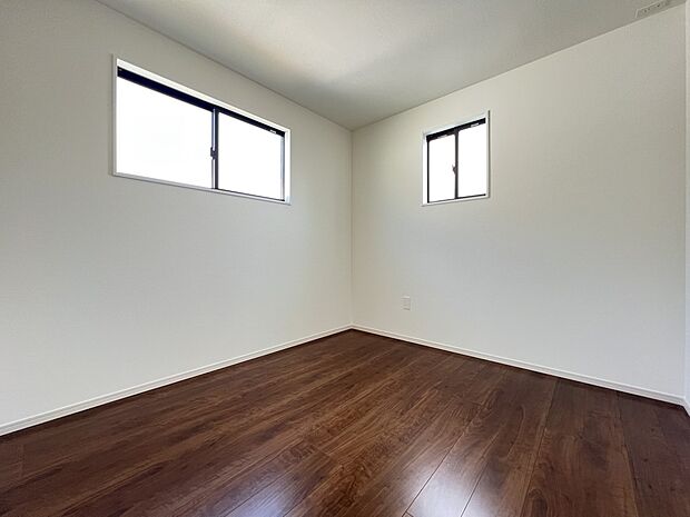 【洋室】洋室5.2帖　2面採光の明るい居室です（3号棟）